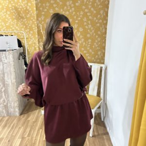 Vestido satinado burdeos