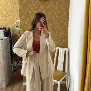 Traje fluido beige