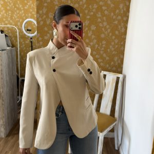 Blazer cruzada crema