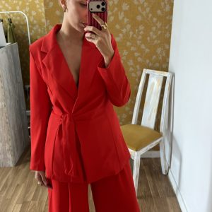 Traje cruzado rojo