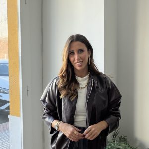Bomber poli piel tono berenjena